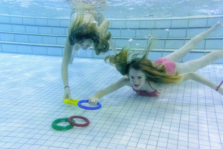 Unsere Kinderschwimmkurse vermitteln spielerisch das Schwimmen und bieten eine so breite Palette an verschiedenen Bewegungserfahrungen.